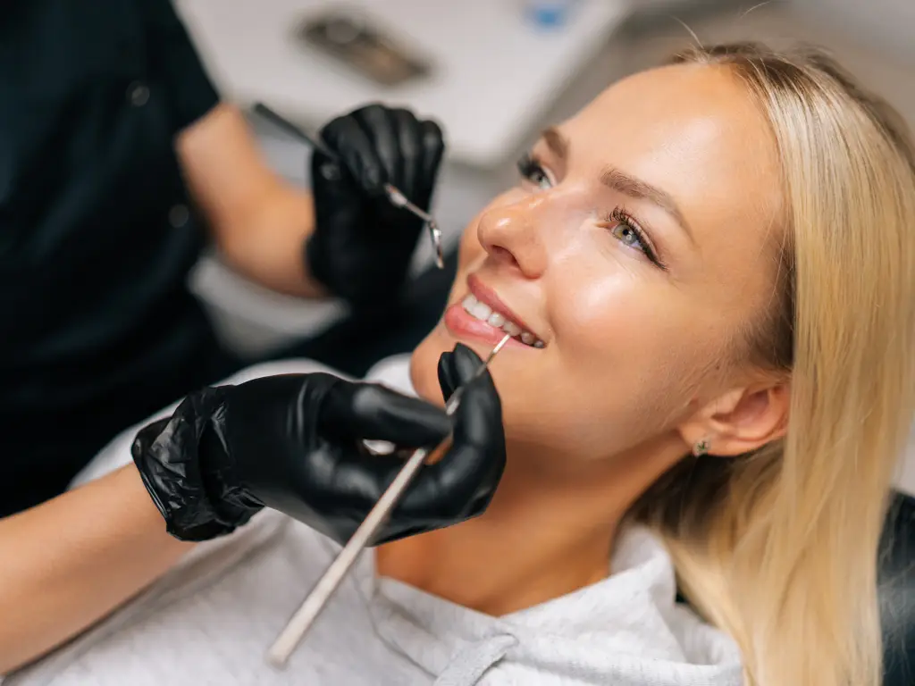 Frau im Zahnarztstuhl bei einer Behandlung